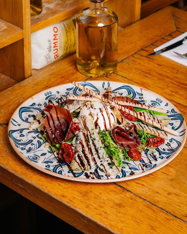 Agence M Com Marseille Fuxia Marseille Restaurant Epicerie Trattoria Italienne insalate salade burrata bresaola gressin