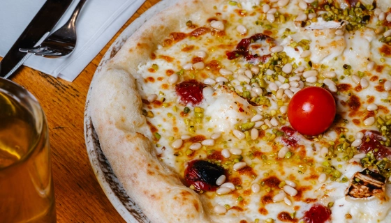 Agence M Com Marseille Fuxia Marseille Restaurant Epicerie Trattoria Italienne pizza creme pignon chevre mozzarella miel pistaches tomates sechees