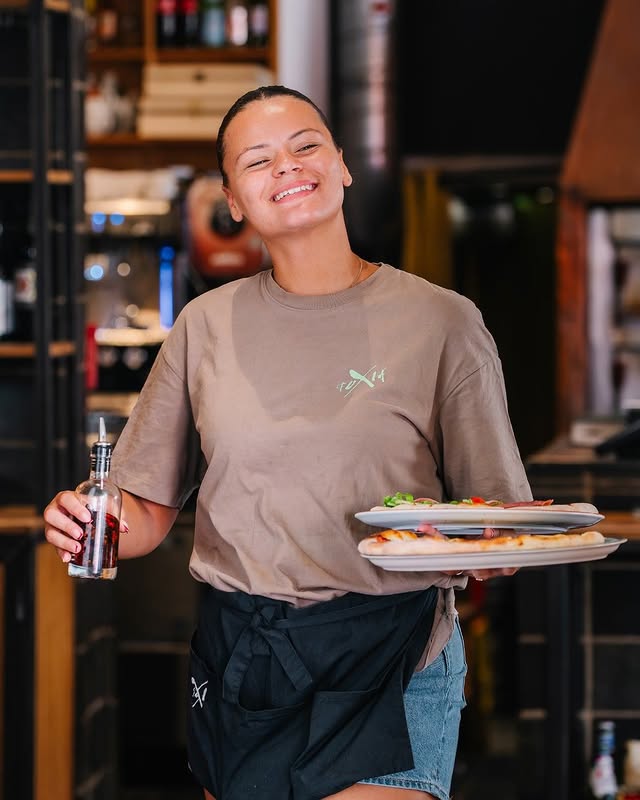 Agence M Com Marseille Fuxia Marseille Restaurant Epicerie Trattoria Italienne serveuse